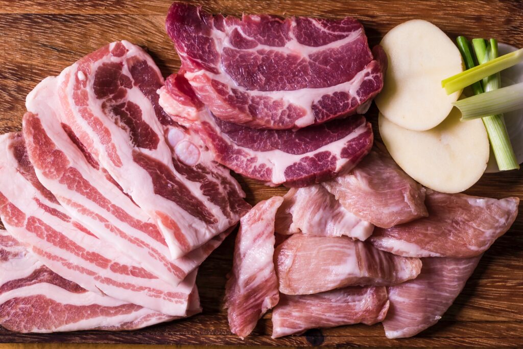 Meat and Poultry: Protein-Packed and Keto-Friendly

Meat and poultry are staples of the keto diet. They’re high in protein, free of carbs, and contain natural fats that keep you full.Beef: Opt for fattier cuts like ribeye, ground beef, and brisket.

Chicken: Thighs and drumsticks have more fat than chicken breasts.

Pork: Bacon, pork chops, and ribs are excellent options.

Lamb: A flavorful, fatty protein that works perfectly for keto meals.
